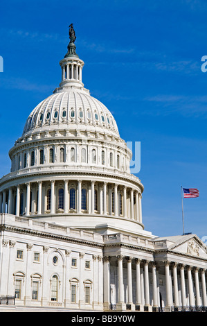 WASHINGTON, DC, Stati Uniti - il Campidoglio degli Stati Uniti si trova in primo piano su Capitol Hill, la sua iconica cupola che si erge tra le ali del Senato e della camera dei rappresentanti. Questo capolavoro neoclassico, sede del Congresso degli Stati Uniti, domina lo skyline di Washington DC e funge da simbolo della democrazia e del governo americani. La silhouette distintiva dell'edificio è riconoscibile da chilometri di distanza, incarnando il cuore legislativo della nazione. Foto Stock