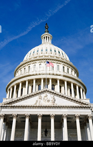 WASHINGTON, DC, Stati Uniti - il Campidoglio degli Stati Uniti si trova in primo piano su Capitol Hill, la sua iconica cupola che si erge tra le ali del Senato e della camera dei rappresentanti. Questo capolavoro neoclassico, sede del Congresso degli Stati Uniti, domina lo skyline di Washington DC e funge da simbolo della democrazia e del governo americani. La silhouette distintiva dell'edificio è riconoscibile da chilometri di distanza, incarnando il cuore legislativo della nazione. Foto Stock