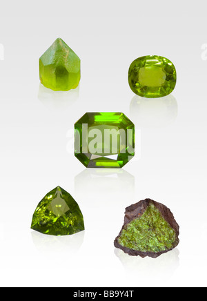 Il peridoto gem e campioni di cristallo su sfondo bianco Foto Stock