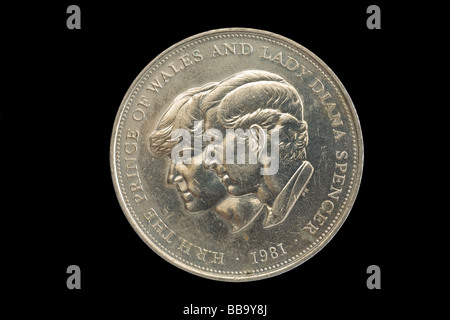 1981 British Crown moneta raffigurante le nozze tra il principe Carlo e Lady Diana Spencer Foto Stock