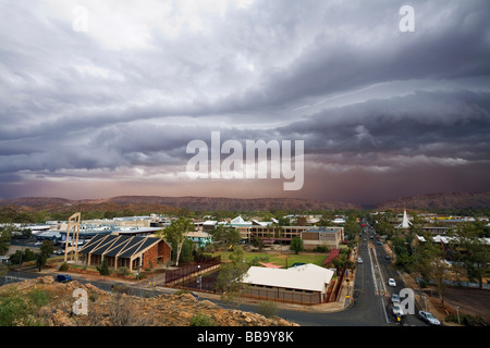 Nuvole temporalesche al di sopra di Alice Springs come una tempesta di polvere si avvicina alla città outback. Alice Springs, Territorio del Nord, l'AUSTRALIA Foto Stock