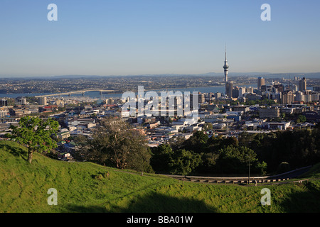 Città di Auckland, vista da Mt Eden, Auckland, Nuova Zelanda Foto Stock