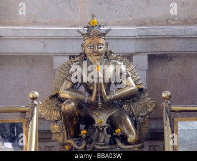 Una persona dimensionata statua del dio Hundu Garuda. Foto Stock