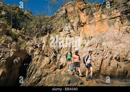 I turisti escursione verso il basso per Maguk (Barramundi Gorge) nel Parco Nazionale Kakadu, Territorio del Nord, l'AUSTRALIA Foto Stock