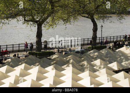 Riverside scena lungo le rive del fiume Tamigi nel centro di Londra. Foto Stock