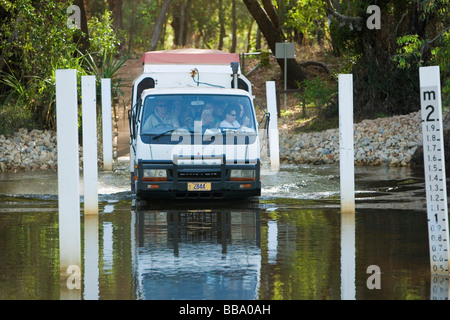 Una trazione a quattro ruote motrici il veicolo attraversa Jim Jim Creek nel Parco Nazionale Kakadu, Territorio del Nord, l'AUSTRALIA Foto Stock