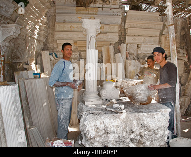 Il Cairo Egitto ceramica calco in gesso immagine figura al confine della città dei morti Qarafa Arafa Foto Stock