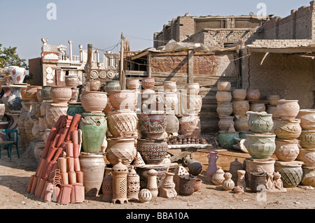 Il Cairo Egitto ceramica calco in gesso immagine figura al confine della città dei morti Qarafa Arafa Foto Stock