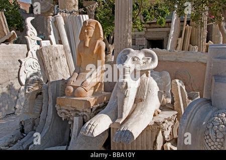 Il Cairo Egitto ceramica calco in gesso immagine figura al confine della città dei morti Qarafa Arafa Foto Stock