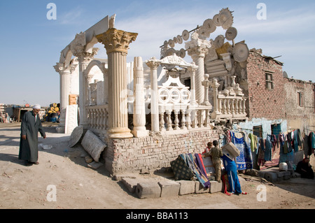 Il Cairo Egitto ceramica calco in gesso immagine figura al confine della città dei morti Qarafa Arafa Foto Stock