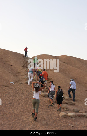 Gruppo di turisti climbing dune di sabbia nel deserto del Sinai Foto Stock