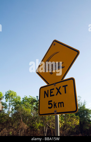 Coccodrillo segno di pericolo, vicino il Fiume South Alligator nel Parco Nazionale Kakadu, Territorio del Nord, l'AUSTRALIA Foto Stock