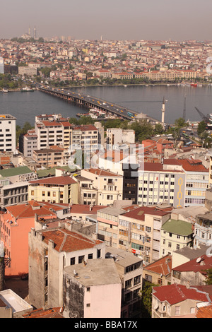 Istanbul Turchia città panorama dei tetti di Beyoglu al Ataturk ponte che attraversa il Golden Horn Foto Stock