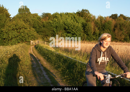 Escursioni in bicicletta nelle zone rurali,sentiero naturale,lady escursioni in bicicletta verso Waveney Fiume,Burgh Castle, Foto Stock