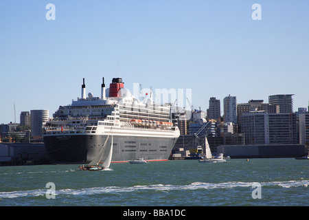 Queen Mary 2 nave da crociera la visita del porto di Auckland, Nuova Zelanda Foto Stock