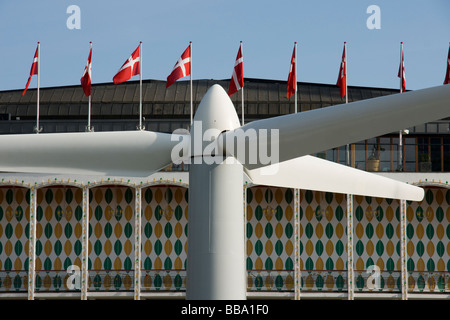 Giardini di Tivoli a Copenaghen ha posto una Vesta turbina eolica di fronte al Concert Hall di quest'estate. Foto Stock