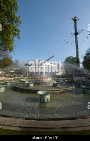 Giardini di Tivoli a Copenaghen ha posto una Vesta turbina eolica di fronte al Concert Hall di quest'estate. Foto Stock