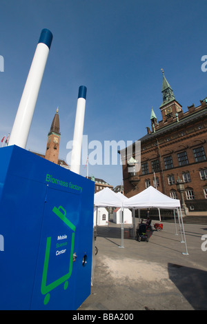 Sostenibile fonti ernergy sulla piazza centrale di fronte al Palazzo del Municipio Foto Stock
