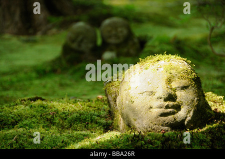 Jizo buddista figura nel muschio giardino del Sanzen-nel tempio di Ohara a Kyoto, Giappone, Asia Foto Stock