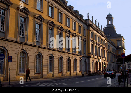 Vista parziale dell'edificio principale dell'Rhenish Friedrich Wilhelm University, un ex palazzo del Principe Elettore di Colonia e Bonn, Foto Stock