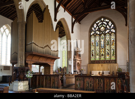 Regno Unito Inghilterra Norfolk North Walsham St Nicholas Chiesa Parrocchiale interno pulpito rood schermo e santuario Foto Stock