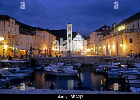 Il porto e la cattedrale di notte, Isola di Hvar, Dalmazia, Croazia Foto Stock