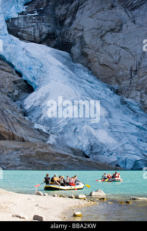 Gomma gita in barca sul lago glaciale di fronte al ghiacciaio Briksdalsbreen, Norvegia, Scandinavia, Europa Foto Stock