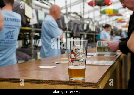 Mezzo vuoto di vetro al Cambridge festa della birra Foto Stock