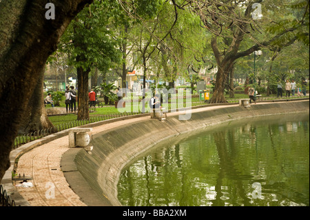 Parcheggiare intorno al lago Hoan Kiem, Old Quater, Hanoi, Vietnam. Foto Stock