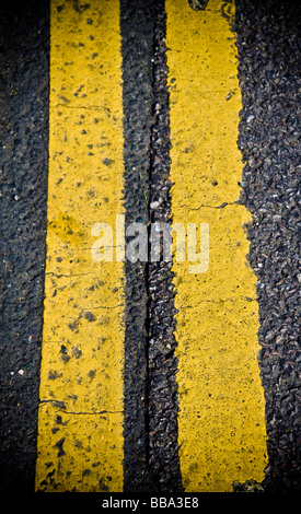 Immagine astratta delle doppie linee gialle sulla strada Foto Stock