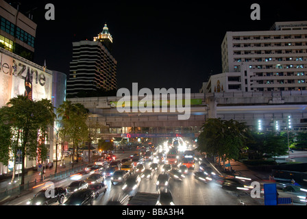 Big city, il traffico pesante di notte sulla strada principale Ratchadamri Road, Chit Lom, Bangkok, Thailandia, Sud-est asiatico Foto Stock