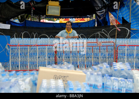 Dimostrazione, bottiglie di acqua cordon dei manifestanti, Bangkok, Thailandia, Sud-est asiatico Foto Stock