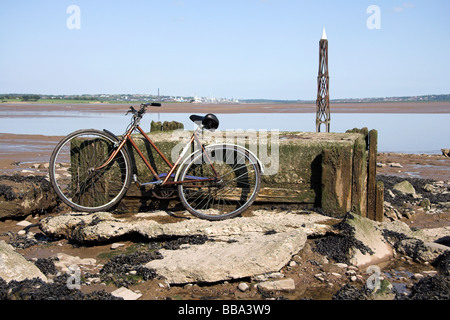 Bicicletta, fiume Mersey estuario, vicino a Hale, Merseyside, Regno Unito Foto Stock