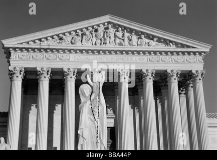 Il Roe v. Wade protesta. Migliaia di dimostranti si riuniscono al di fuori della Corte suprema degli Stati Uniti per questo evento annuale a Washington D.C. Stati Uniti d'America Foto Stock