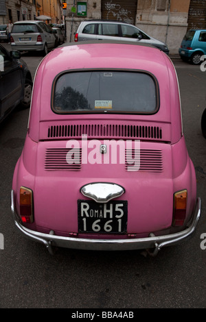 Rosa italiano 500 Fiat Cinquecento in Trastevere Roma Italia Foto Stock