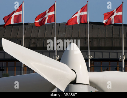 Giardini di Tivoli a Copenaghen ha posto una Vesta turbina eolica di fronte al Concert Hall di quest'estate. Foto Stock