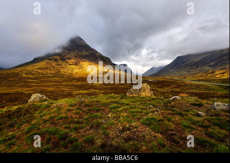 Sole mattutino su Buachaille Etive Beag visto dal Altnafeah all'estremità orientale di Glen Coe Foto Stock