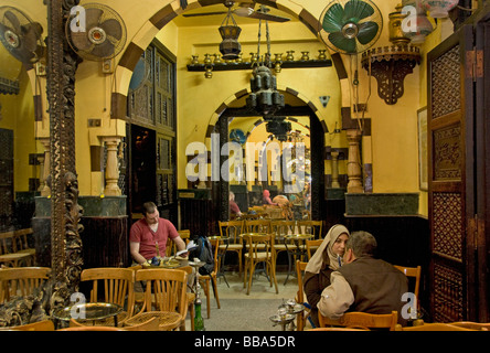 Midan al hussein coffee house Khan el Khalili Cairo Islamico Egitto Bazaar Souk souk Djaharks emiro el-Khalili caravanserai Foto Stock