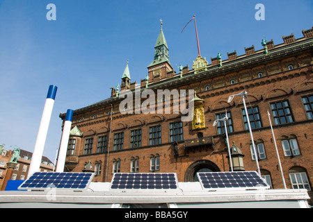 Sostenibile fonti ernergy sulla piazza centrale di fronte al Palazzo del Municipio Foto Stock