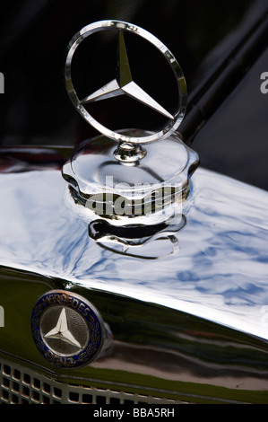 Vecchio Mercedes Benz star su auto classica Foto Stock
