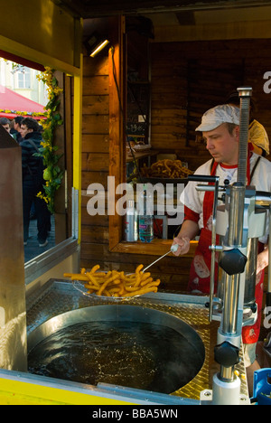 Churros preparare al mercato di Pasqua a Old Town Square nella città vecchia di Praga Repubblica Ceca Europa Foto Stock