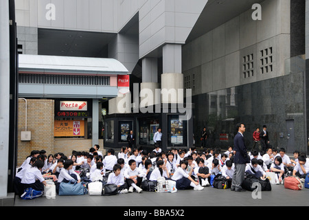 Kyoto stazione ferroviaria, gruppi di studenti in gita scolastica in attesa per il treno nella stazione di Kyoto a Kyoto, Giappone, Asia Foto Stock