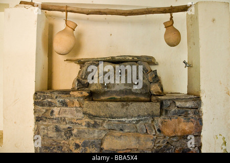 Ceramica tradizionale di prendere acqua da Aflaj antica acqua impianto di irrigazione nel villaggio di Misfat Al Abriyyin Oman Foto Stock