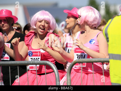 Gara per la vita evento di beneficenza in aiuto della ricerca sul cancro le donne indossano abiti fantasiosi Copyright Alan Spencer Foto Stock