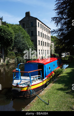 Un narrowboat in Rochdale Canal a Hebden Bridge nel West Yorkshire Foto Stock