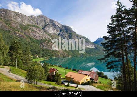 Il villaggio Veslebygda sul lago di Stryn, Strynvatnet, Norvegia, Scandinavia, Europa Foto Stock