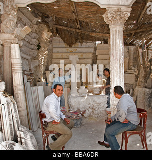 Il Cairo Egitto ceramica calco in gesso immagine figura al confine della città dei morti Qarafa Arafa Foto Stock