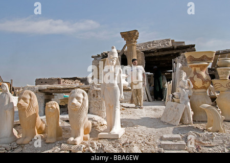 Il Cairo Egitto ceramica calco in gesso immagine figura al confine della città dei morti Qarafa Arafa Foto Stock