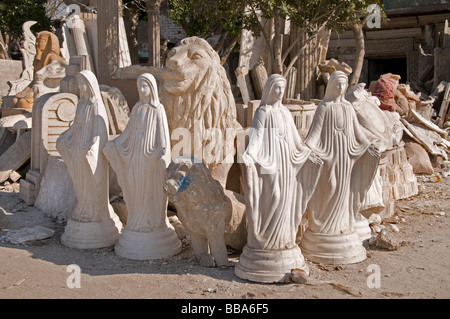 Il Cairo Egitto ceramica calco in gesso immagine figura al confine della città dei morti Qarafa Arafa Foto Stock