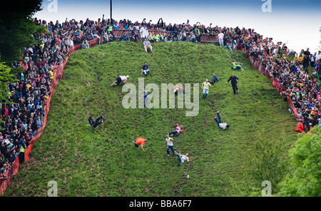 Il formaggio annuale roling evento presso Coopers Hill in Cotswolds, 25 maggio 2009. Foto Stock